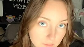 Jeg suger den dildo og leger med min våde fitte