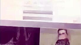 Kat, ukáž mi tie veľké prsia! hovorí provokatívne