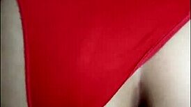 Aký chutný zvuk to vydáva, keď mi to dáš do pičky, oci.