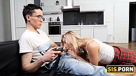 Anna Krowe monta la polla del hermanastro en vaquera. 😈