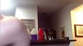 Kat, ukáž mi tie veľké prsia! hovorí provokatívne