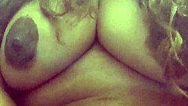 Rea maskerer seg for dildo-onani, knuller barbert fitte og suger leketøy