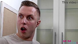 Macocha Mandy Rhea divoko nabíja chlapcovú hračku so pasierkou Molly Little 18+ v hardcore skupine