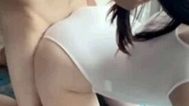 Hátrafeszítettem a seggem a főnök nagy farkának egy gyors kutyapóz dugáshoz