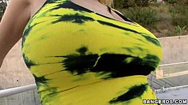 blonde babe with killer ass and tits gets me goin’ 😍