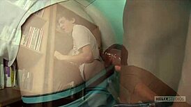 Twinks gays fodem sem camisinha escondidos nas estantes quietas da biblioteca. Tão arriscado!