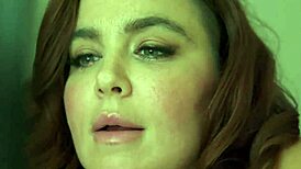 شاهدي هذه الحمراء الكبيرة تمص زب عشيقها الأسود الكبير بعمق