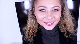 Vesela praktikantkinja Allie Addison dobija jebanje pičke