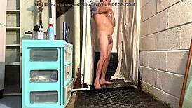 Gay klyzír hra s intenzivní sprchovou masturbací