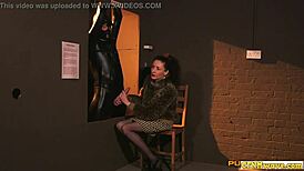 Grup CFNM onani sub yang diikat sebelum tukar peran. Penghinaan terjadi di adegan Eropa.