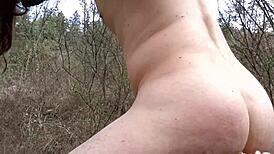 Fan, gay gringo hamrer dildo i lysten røv udendørs