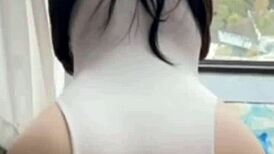 Hátrafeszítettem a seggem a főnök nagy farkának egy gyors kutyapóz dugáshoz