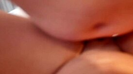 Paras punapää strippaa bileissä eka alistuvana pitkät hiukset hulmuten