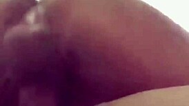 Pieni eboni amatööri ratsastaa kotitekoisella