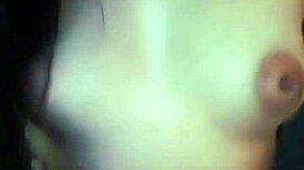 Hej, čo keby táto roztomilá drobná 18+ kurva prišla v noci a tvrdne ti kokot?