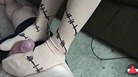 This pre-cum pantyhose footjob is amazing! 😍