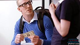 เด็กสาวผมแดง 18+ สั่นก้นใหญ่บนนักเรียนใหม่