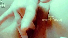 Hän sormettaa ajeltua pilluaan lähikuvassa