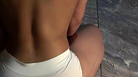 אמאטורית לטינית מתעגלת משתינה על הגוף בפטיש רגליים מלוכלכות