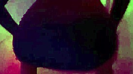 Novinha fode com 2 no swing e depois na rua com corno