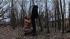 Blond manželka sátá čurák v parku na veřejnosti