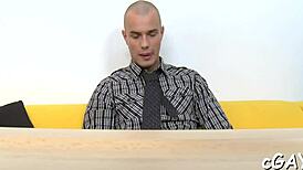 Fine gejski ždrebe uživa duboko analno bušenje u bareback takmičenju