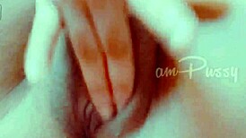 Ea își degetează pizda rasă în apropiat