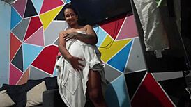 Par De Latinas Disfrutan Comiéndose Los Coños Una A La Otra Mientras Son Grabadas Por La Cámara Del Hotel