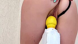 Liten 18+ styvsyster längtar efter mer med trång fitta på olympiska sängstolpen! 😈