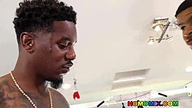 Ebony gay stud suger monster svart kuk på gym etter intens trening, fører til hardcore interracial fucking.