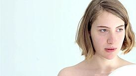 wow, this young looner babe pops her first balloon