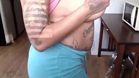 Închinare la țâțe mari și cur în acțiune close-up intens