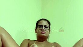 Punheta guiada da loira safada exibindo a buceta melada pro fernando e pedindo leitinho