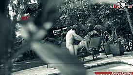 Troia bionda tettona SEDOTTA vicino alla piscina per SESSO ALL'APERTO grezzo. Lo prende duro in posti stretti!