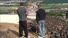 Млада блондинка красавица чукана от двама типове в публичен уличен тройка