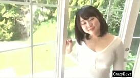 일본 귀여운 여자 좁은 몸매 큰 가슴 뽐내