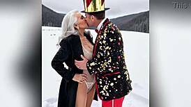 GILF předvádí sexy silvestrovský večírkový outfit