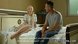 יו, תראה את הבחורה הנלהבת פותחת את הכוס הפרושה שלה, מאבדת בתולים בזיון קשה!