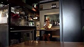 アジアン美女がスパンキングと中出し付きのラフ3Pセックスを懇願