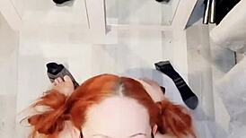 Kitty cucá dlouhý tvrdý pták, pije moč, dostává plivance, ochutnává sperma