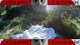 Lihava eurooppalainen nainen työntää keksejä pilluunsa homokaverin syötäväksi