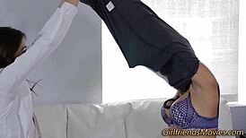 Uniformeret teenager 18+ føler intens nydelse fra oralt slikkeri i høje hæle