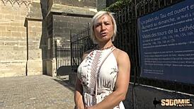 Kim, la milf française coquine, surprend avec des gestes audacieux. Quel est son prochain tour coquin ?