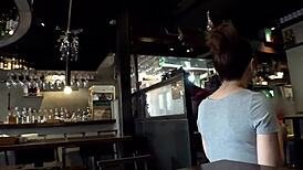 アジアン美女がスパンキングと中出し付きのラフ3Pセックスを懇願