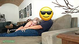 Iso rintainen aasialainen pornotähti deepthroataa kyrvän polvillaan