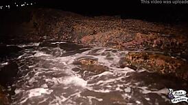 Novinha masturbates on the beach with big ass squirting