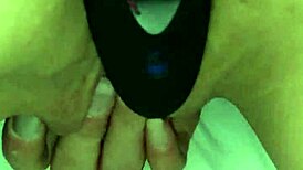 Honeydew87, si pripravljena na tega pošastnega kurca? Milf ga vzame globoko v rit z dildom.