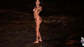 Novinha masturbates on the beach with big ass squirting