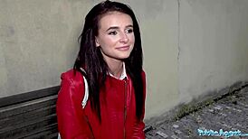 Sophia Sultry se protáhne v VR s extrémním orálem