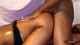 Hård sex med ven, tøj revet, saftig fisse dryppende på monsterpik